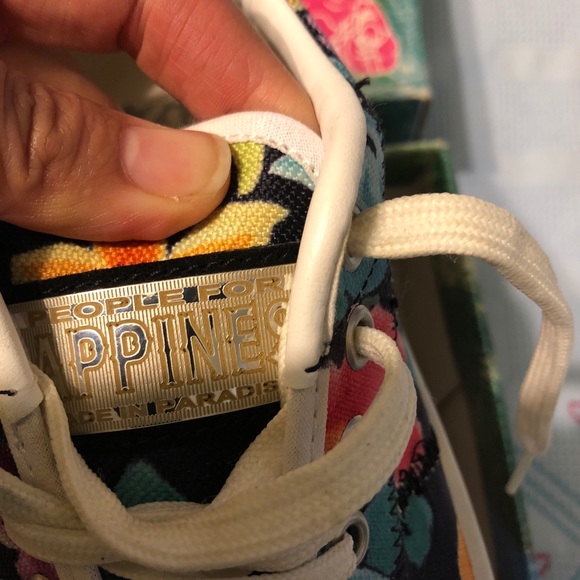 PEOPLE FOR HAPPINESS - Picture 4 of 6